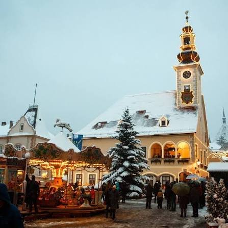 Christkindlmarkt vor dem Alten Rathaus in Mödling