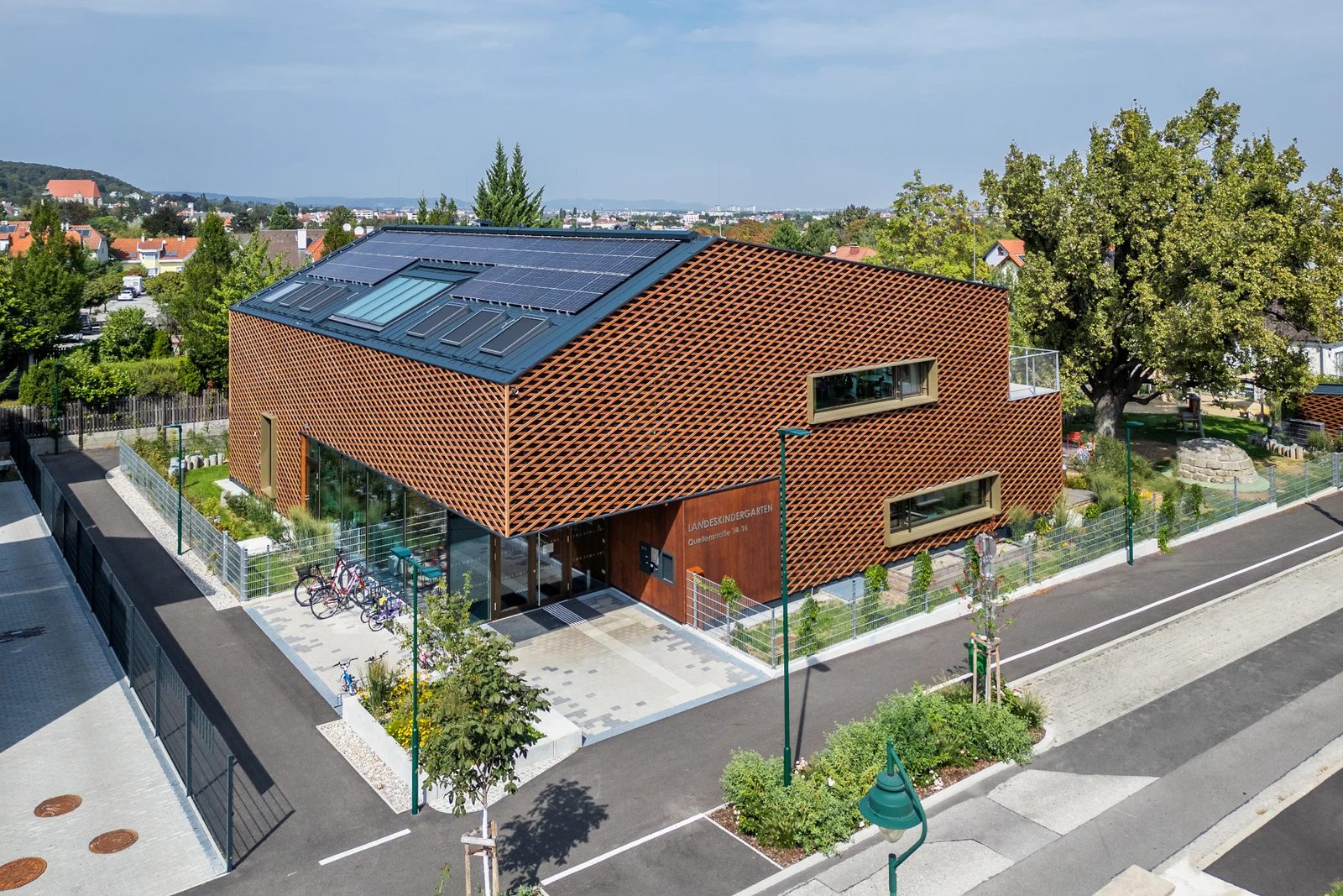 Landeskindergarten Mödling mit Photovoltaik-Anlage am Dach